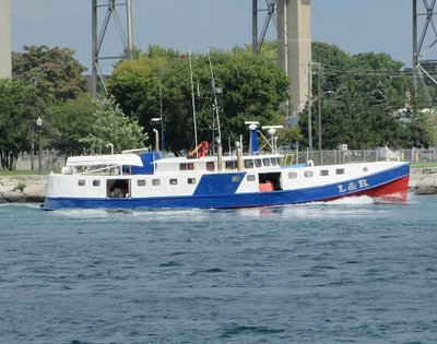 2016-09-08i Finished fishing.jpg (111.09 KiB) Viewed 1431 times This colorful fishing boat was coming off Lake Huron.