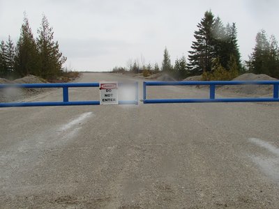 2017-04-15b.jpg (154.7 KiB) Viewed 2436 times I'm part of the public and its daylight, so what's the problem? There are mountains of dirt piled up to obstruct any possibility of a good view.