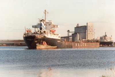 Steelcliffe Hall departing Farmers Union-GTA elevator #2, Superior with "G" tugs.