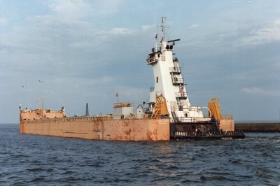 Tug R.W. Sesler and barge USL 501 outbound from Harvest States Gallery, Superior.