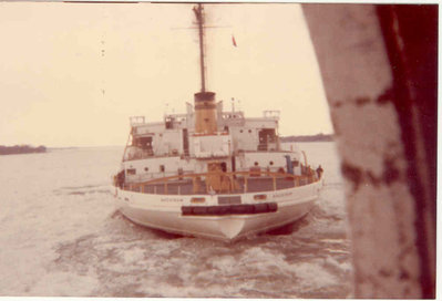 mac.jpg (33.75 KiB) Viewed 3109 times The U.S.C.G. Mackinaw assisting<br /><br /> Metz Photo