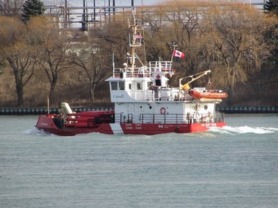 New to me was the Canadian Coast Guard's Ile Sunt Ours cruising in the direction of Sarnia.