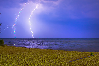 lightening_lakeside_web.jpg (188.79 KiB) Viewed 16893 times Photo by Phil Tuttle, Big Picture Studio 2010, all rights reserved.