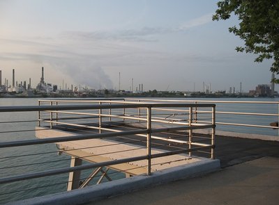 Never noticed this nice viewing platform at the Bean Dock, south of the Great Lakes Maritime Center/Vantage Point