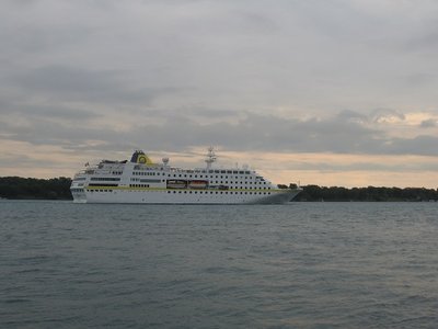 Hamburg, in early morning light, moving down river to Kingston.