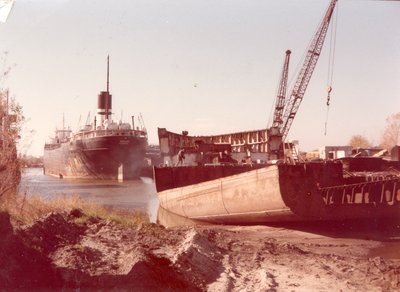 ELMGLEM.jpg (198.96 KiB) Viewed 8858 times Soo River Trader ahead of the hull of the Elmglen