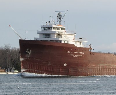 2016-01-22f LAT.jpg (85.93 KiB) Viewed 1568 times As she plows through the water, in ballast for Sturgeon Bay, Lee A Tregurtha collects ice along the water line and on her bow.
